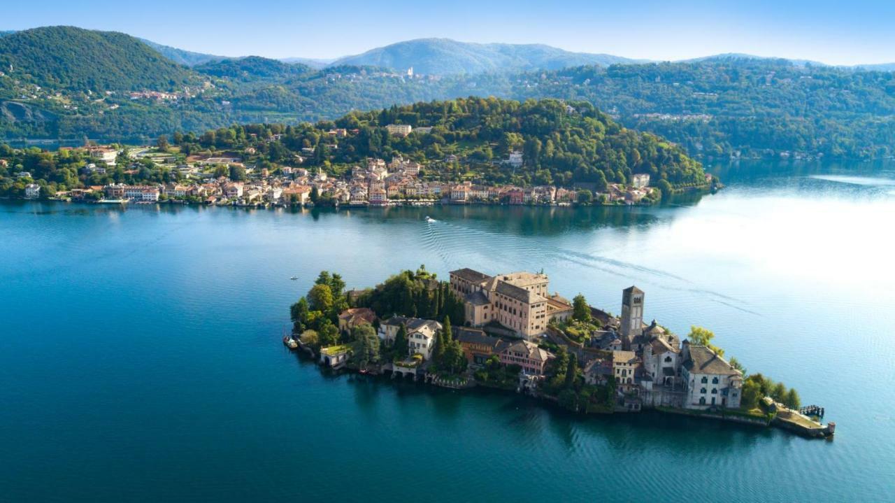 B&B Tra I Laghi Casale Corte Cerro Buitenkant foto